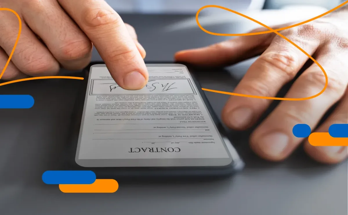 Persona firmando acuerdos inteligentes a través de su móvil