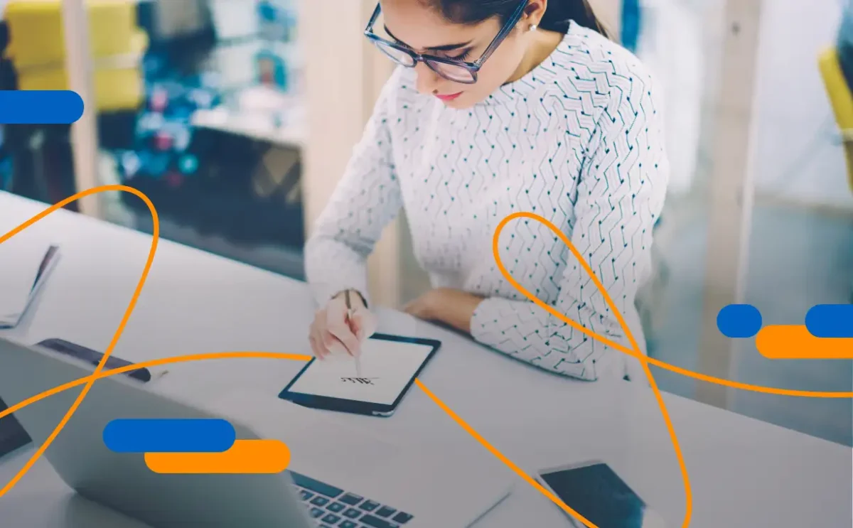 Mujer firmando en una tablet digital los aspectos técnicos