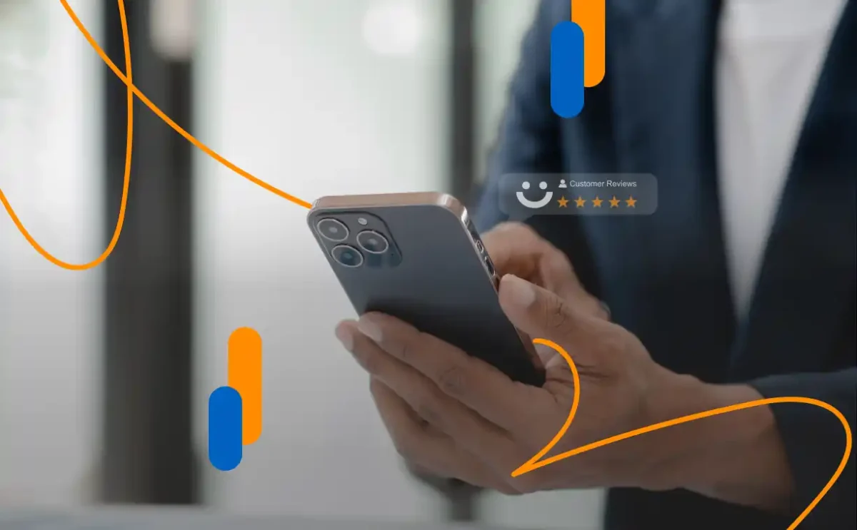 Persona usando un teléfono móvil con ícono de reseñas y estrellas, simbolizando la mejora de la experiencia del cliente mediante la firma electrónica